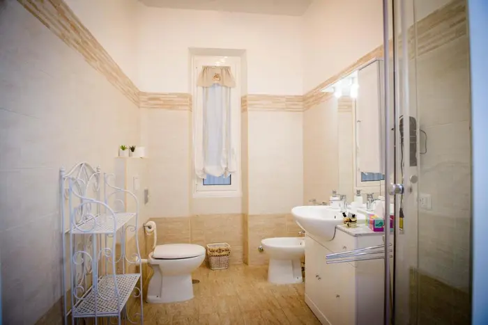 Il bagno in camera, con doccia, lavabo, wc e bidet