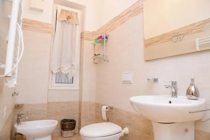 Il bagno riservato alla camera, con lavabo, wc, bidet e finestra