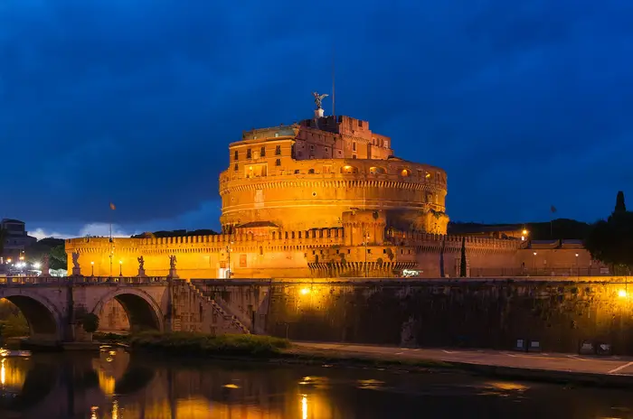 Castel Sant'Angelo illuminato al tramonto sul Tevere
